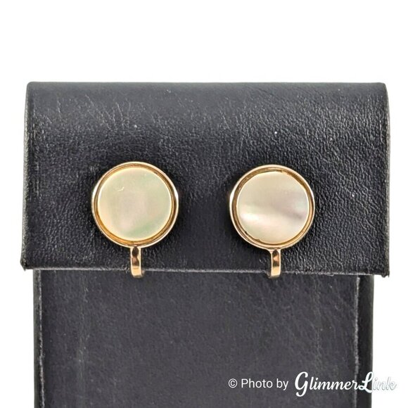 Vintage Round Flat Mother of Pearl Gold Tone Screw Back Earrings - Picture 3 of 11